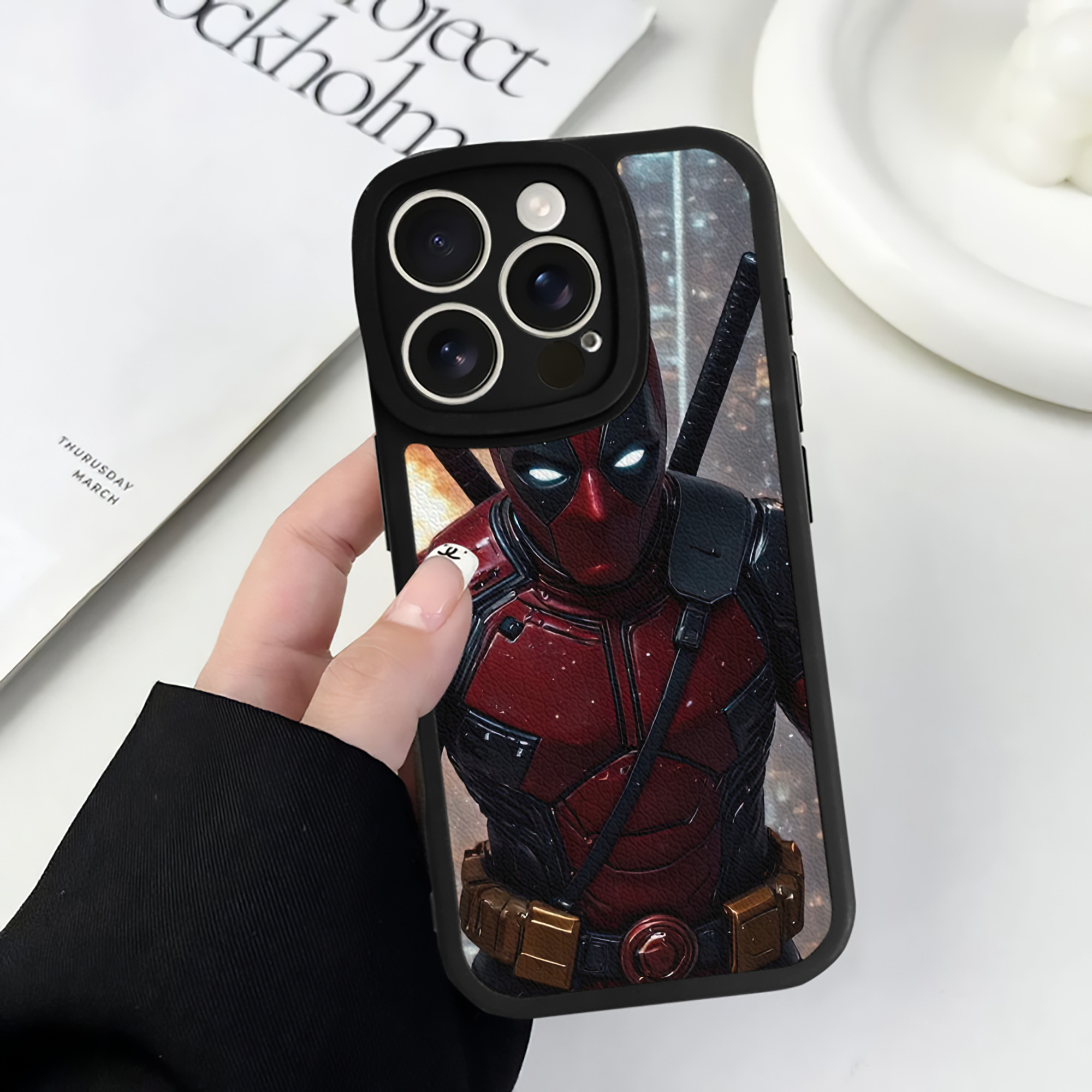 （画像用） Deadpool デッドプール 【iPhone 16シリーズ対応】シリコンスマホケース（レザー調） 材質：シリコン
